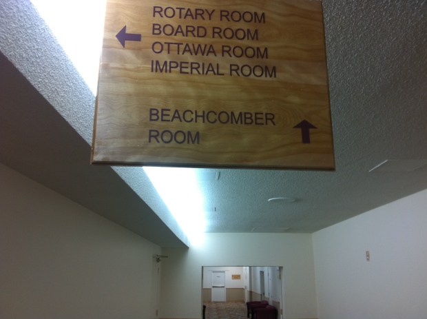 Another sign clue is leading us downstairs in the direction of the Beachcomber Room.