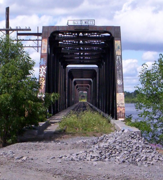 Currently abandoned, the old bridge could be re-purposed as a cycling/pedestrian river crossing and possibly an O-train extension. -photo Wikipedia public domain