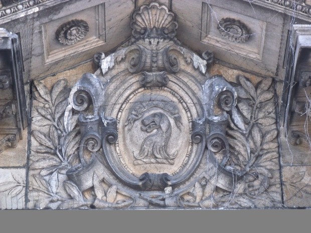 Allan's motto and crest above the main entrance to Ravenscrag.